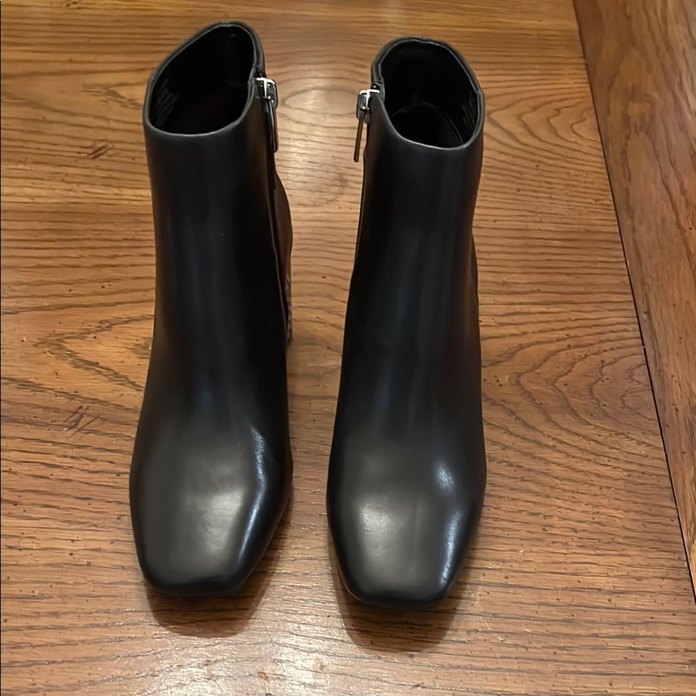 Vince Camuto laiklen Snakeskin Heel Ankle Bootie - Picture 2 of 13